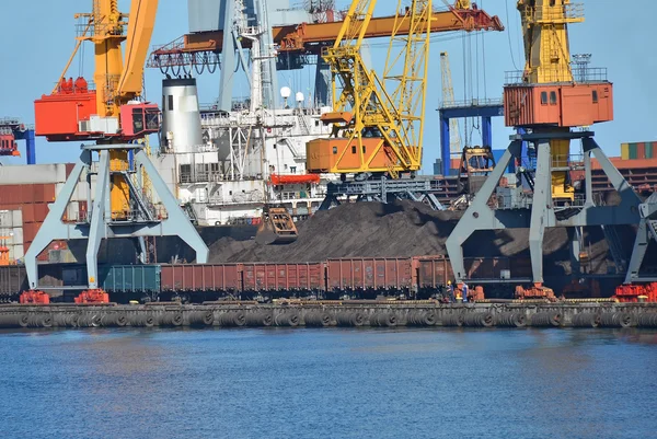 Cargo crane, train and coal — Stock Photo, Image