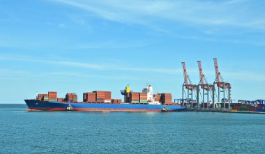 Konteyner yığını, gemi ve römorkör