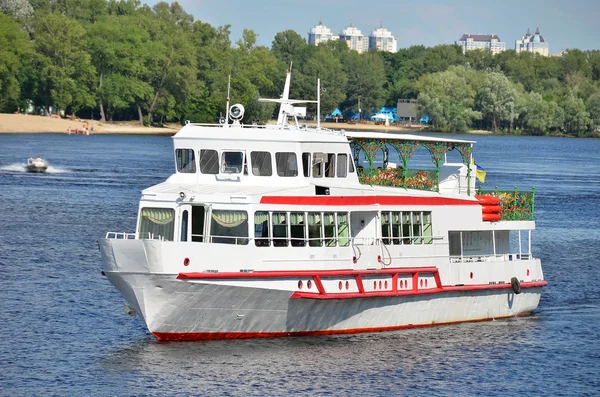 Motor reizen rivier schip — Stockfoto