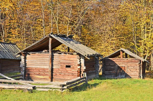 Antico fienile in legno — Foto Stock