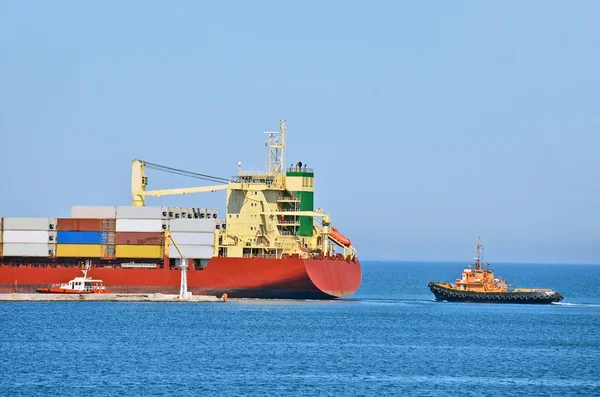Bogserbåten medhjälpande lastfartyg — Stockfoto