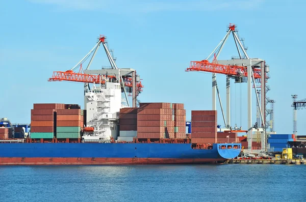 Lading kraan en schip — Stockfoto