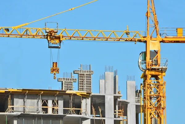 Guindaste e canteiro de obras — Fotografia de Stock