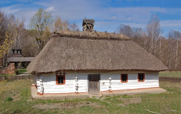 Древняя хижина с соломенной крышей — стоковое фото