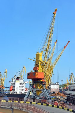 toplu yük gemisi liman vinç altında