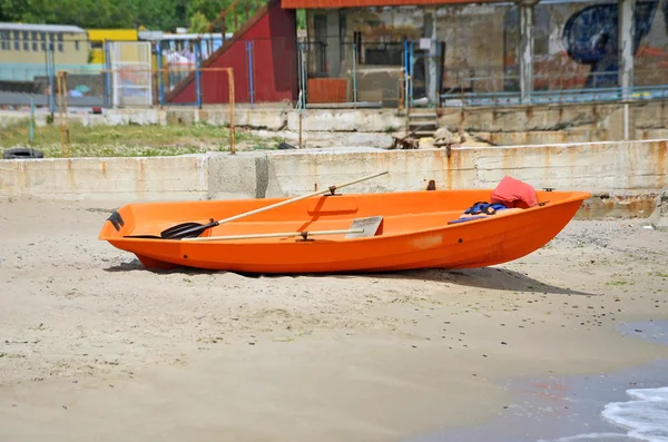 Boat at beach lifeguard station — Stock Photo, Image