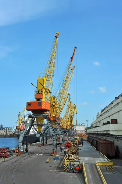 Last crane, pipe, tåg och fartyg — Stockfoto