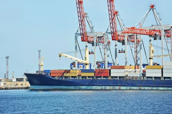 Lading kraan en schip — Stockfoto