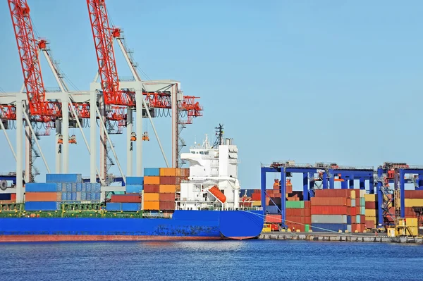 Lading kraan en schip — Stockfoto