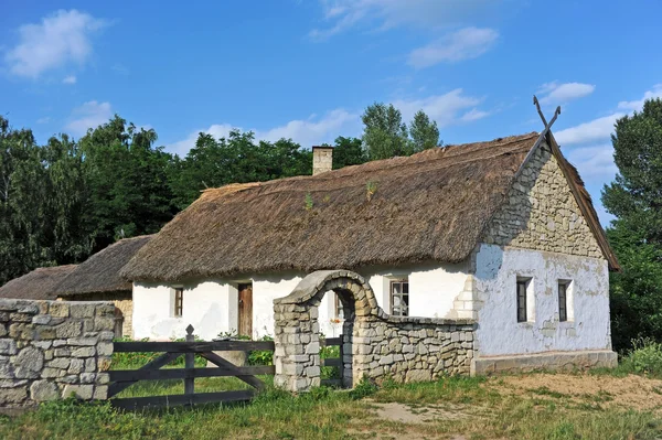 Hasır çatılı antik hut — Stok fotoğraf