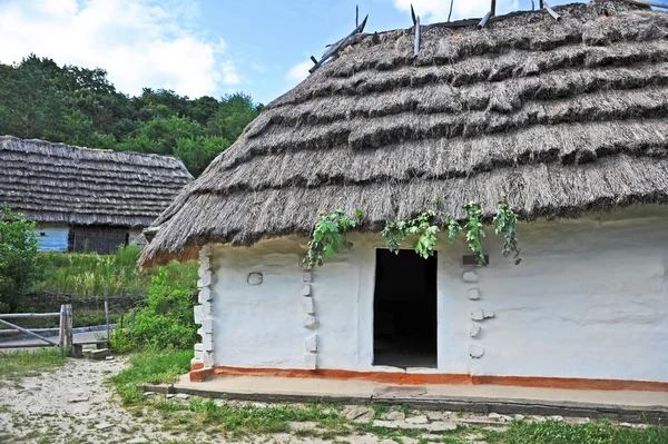 Antigua cabaña con techo de paja —  Fotos de Stock