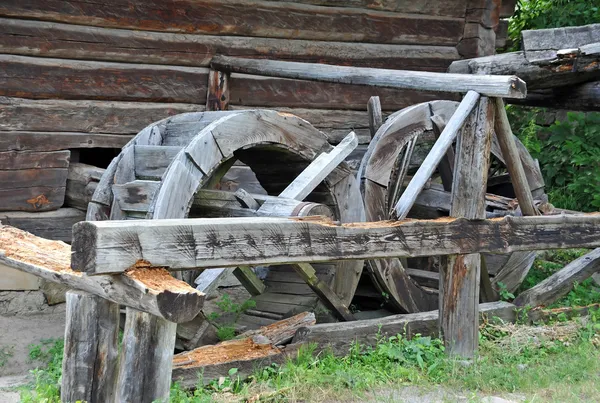 Altes Wassermühlenrad — Stockfoto