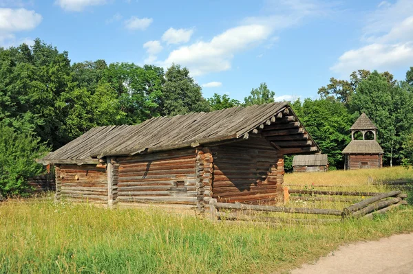 Стародавні дерев'яний сарай — стокове фото