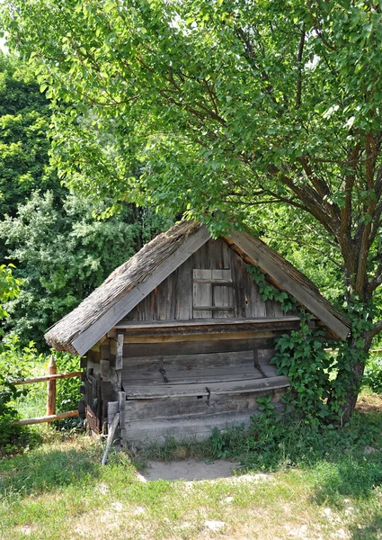 Antigo celeiro de madeira — Fotografia de Stock