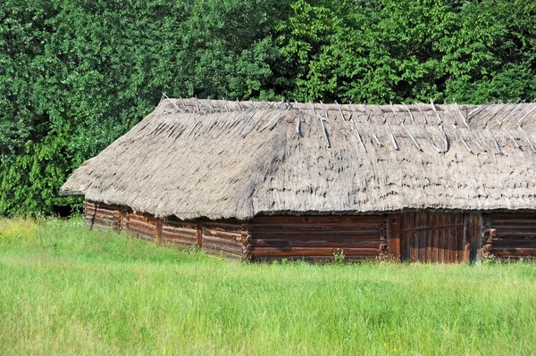 Alte Scheune mit Strohdach — Stockfoto