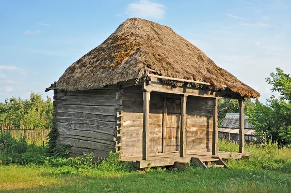 Gammal lada med halm tak — Stockfoto