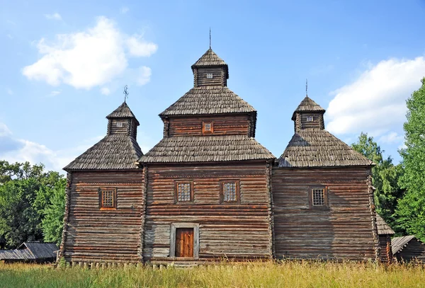 Starožitný dřevěný kostel — Stock fotografie