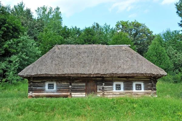 Starobylé chatrče se slaměnou střechou — Stock fotografie