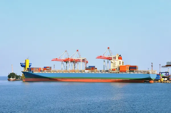 Lading kraan en schip — Stockfoto