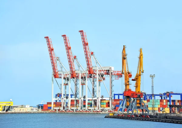 Grue et conteneur de fret portuaire — Photo