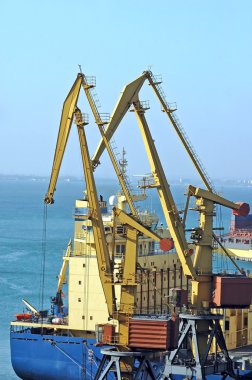 toplu yük gemisi liman vinç altında