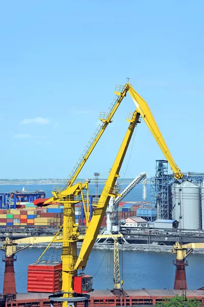 Hafenkran und Container — Stockfoto