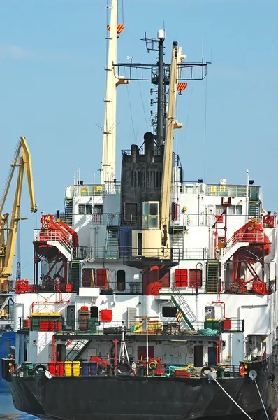 Bulk vrachtschip onder poort kraan — Stockfoto