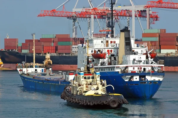 Tugboat assisting bulk cargo ship — Stock Photo, Image