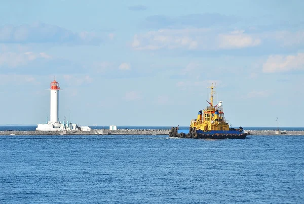 Römorkör gemi ve deniz feneri — Stok fotoğraf