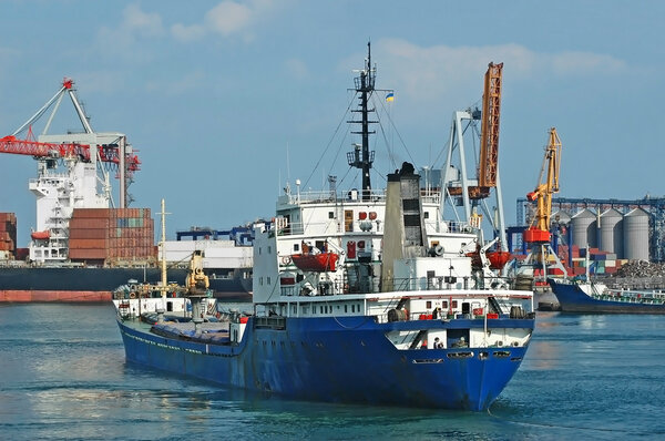 General cargo ship and port crane