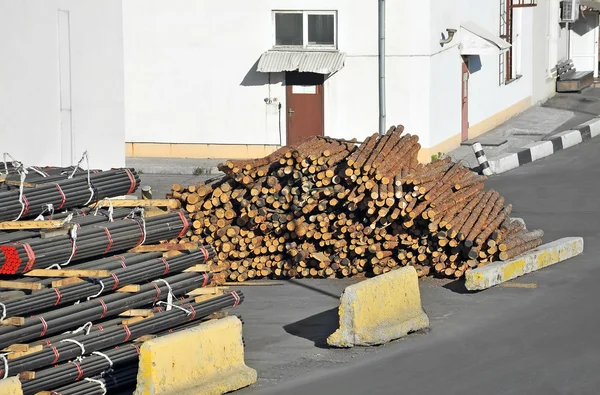 Skládaný pvc potrubí a řeziva — Stock fotografie