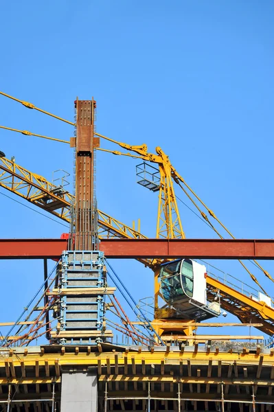 Concrete formwork and crane — Stock Photo, Image