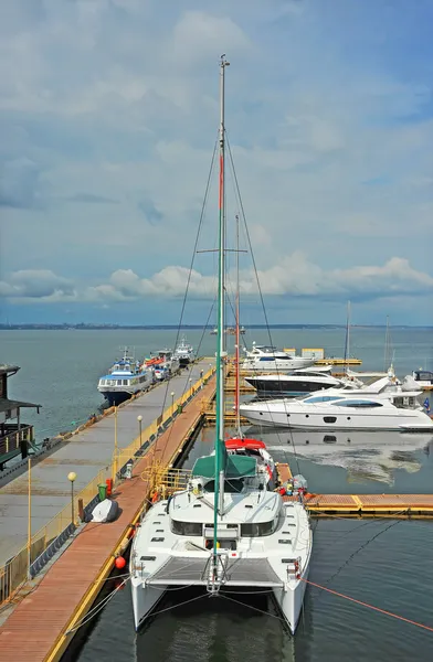 Trimaran motor yacht — Stock Photo, Image