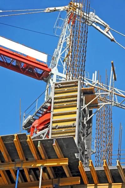 Betong formsättning och kranen — Stockfoto