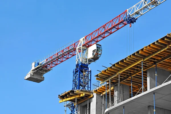 Guindaste e canteiro de obras — Fotografia de Stock