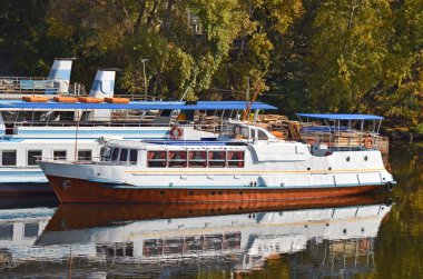 barco de motor viaje río