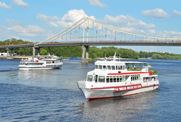 Barco de motor viaje río — Stok fotoğraf