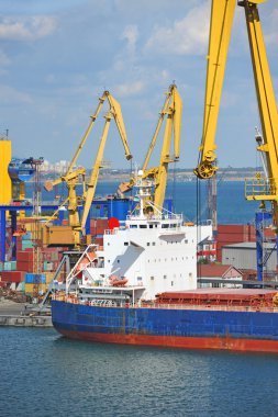 toplu yük gemisi liman vinç altında