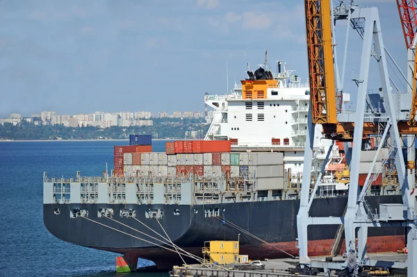 Frachtkran und Containerschiff — Stockfoto