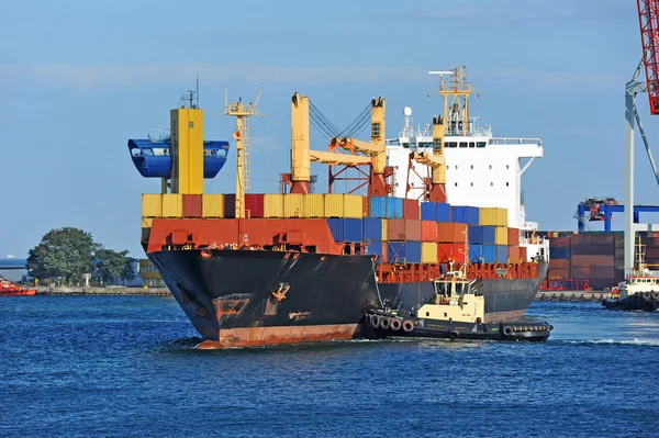 Tugboat assisting container cargo ship — Stock Photo, Image