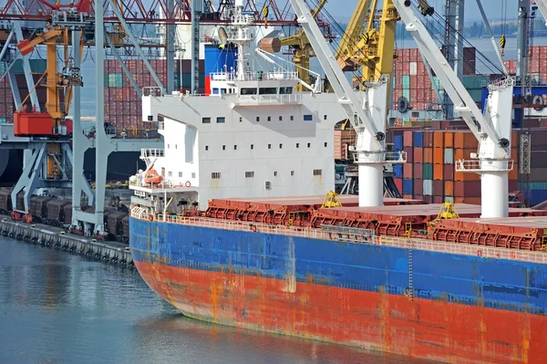 Buque de carga a granel bajo grúa portuaria —  Fotos de Stock