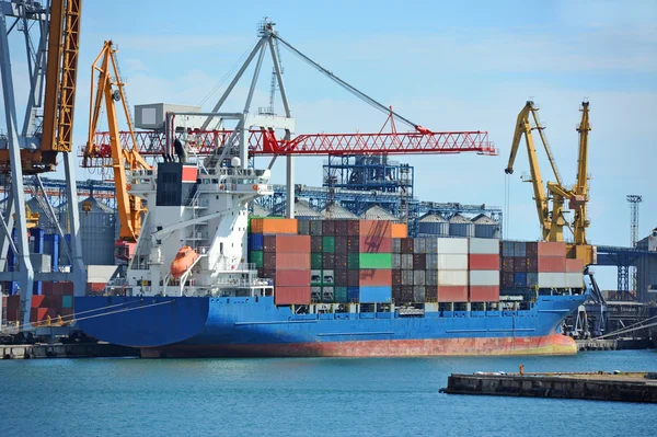 Lading kraan en containerschip — Stockfoto