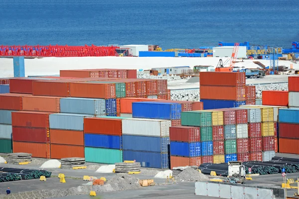 Cargo container in de haven — Stockfoto