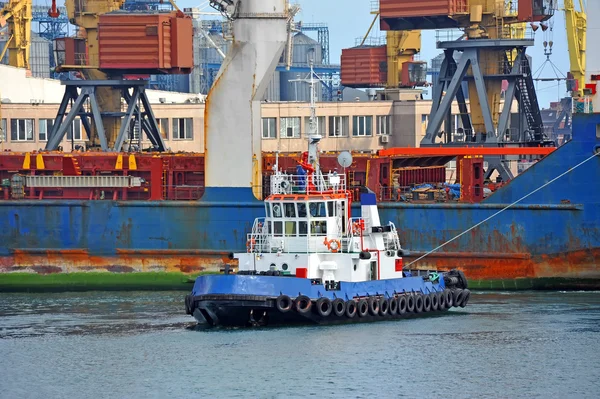 Sleepboot meewerkende bulk vrachtschip — Stockfoto