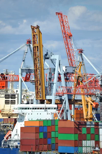 Lading kraan en containerschip — Stockfoto