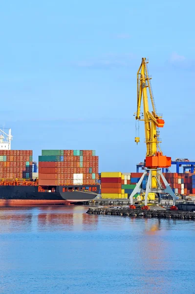 Lading kraan en containerschip Stockfoto