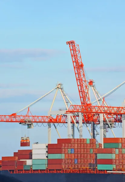 Lading kraan en containerschip — Stockfoto