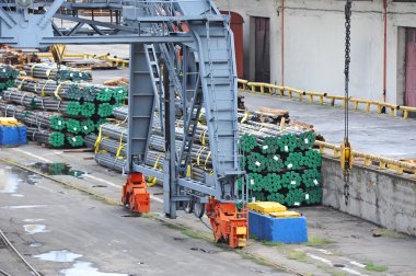 Kargo vinç ve boru yığını