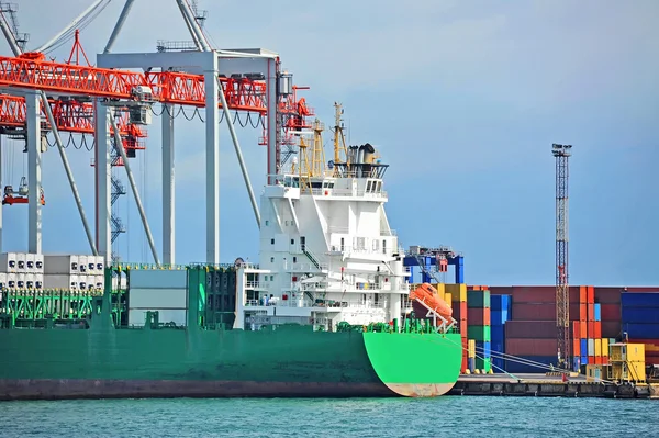 Lading kraan en containerschip — Stockfoto