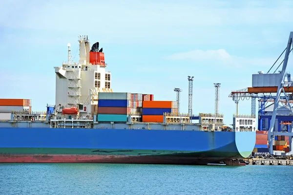 Lading kraan en containerschip — Stockfoto